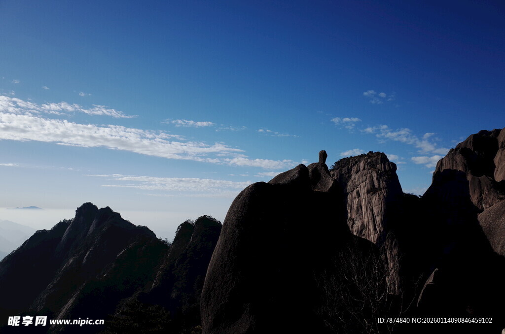 巍峨山峰映蓝天