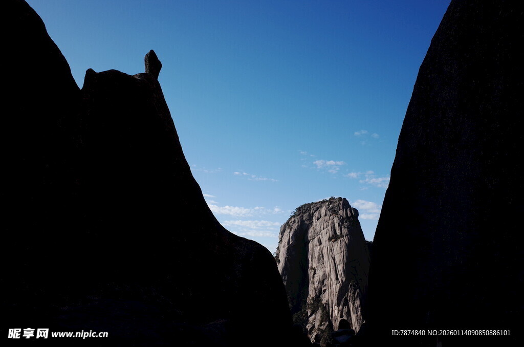 山巅孤影 壮览险峻奇峰