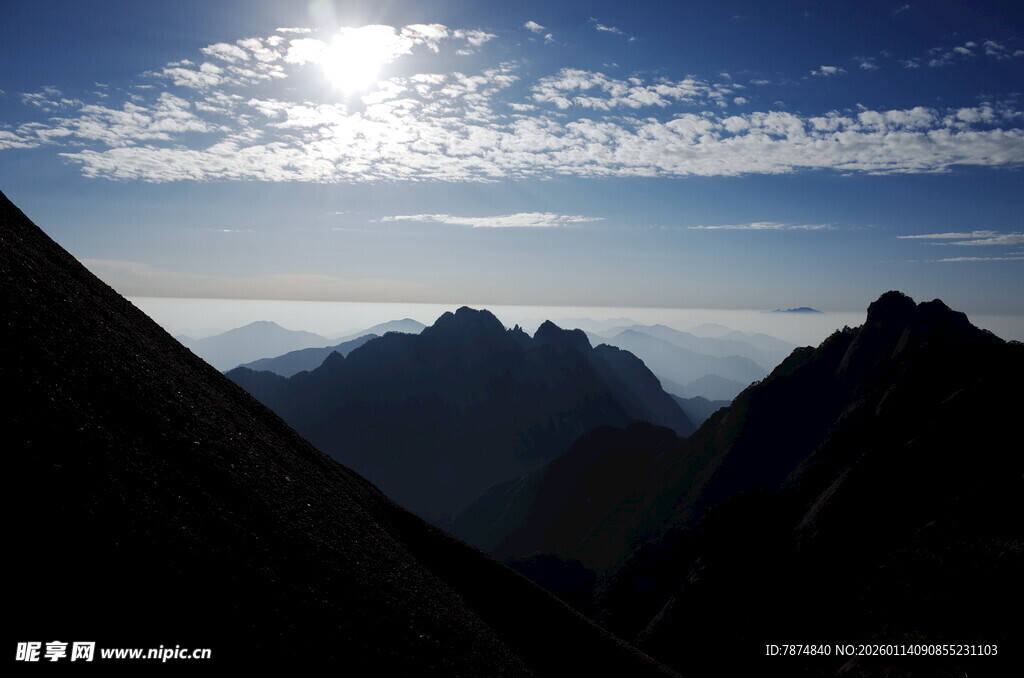 日出下的壮丽山峦