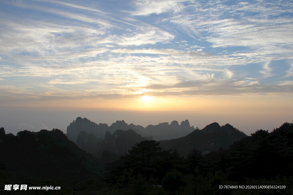 日出时分的壮丽山峦景色