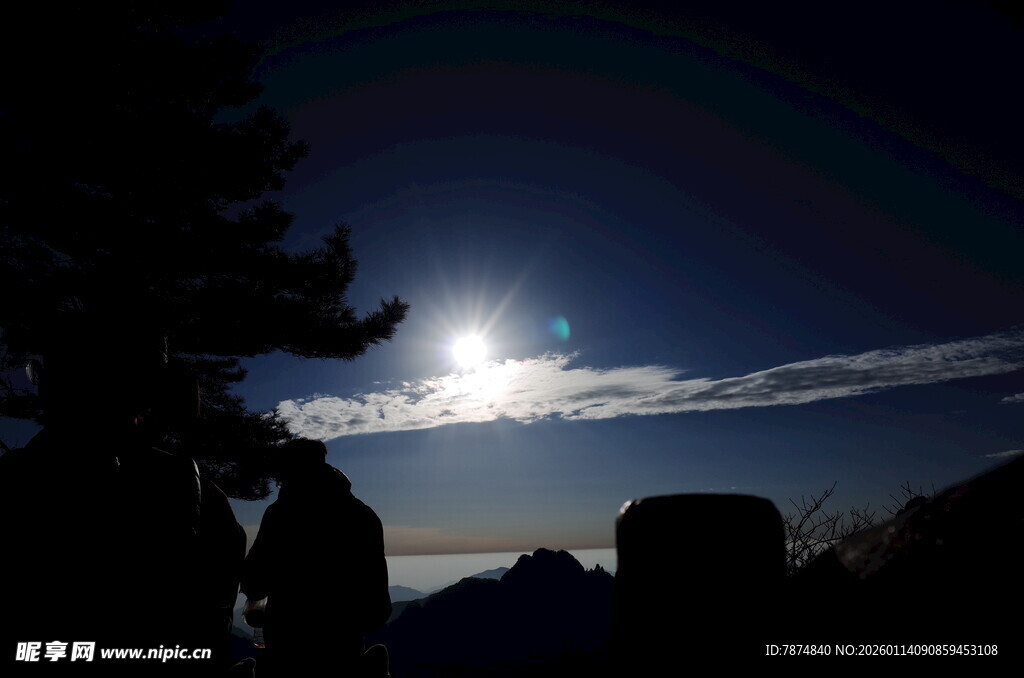 月夜下的山景剪影