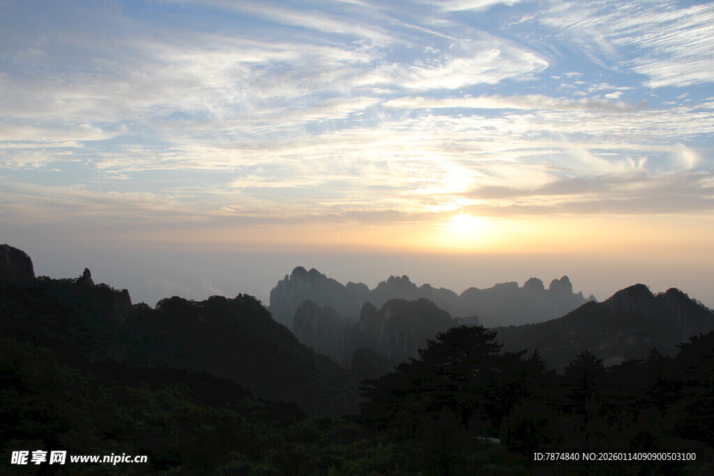 日出时分的壮丽山峦景色