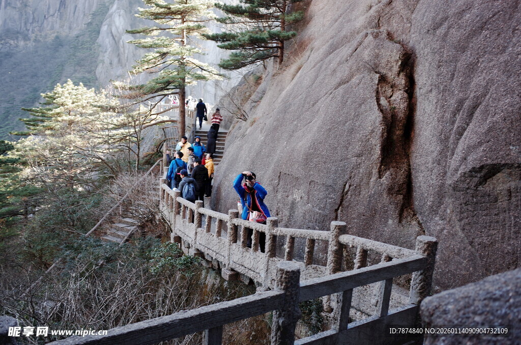 游客攀登山间木质栈道