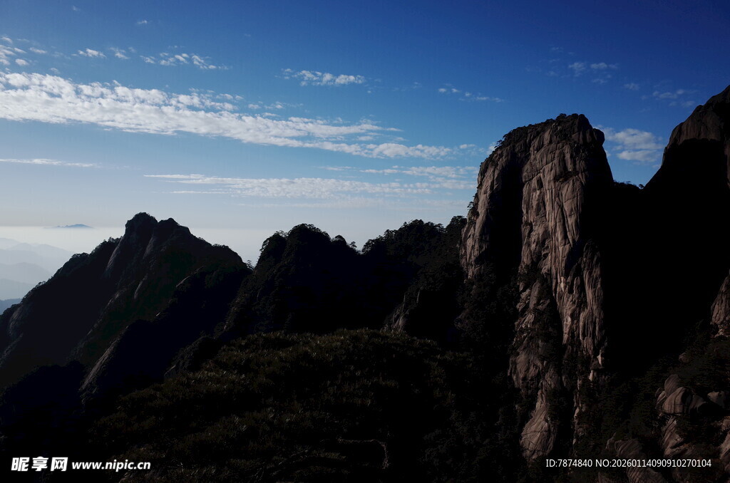 巍峨山峰映蓝天