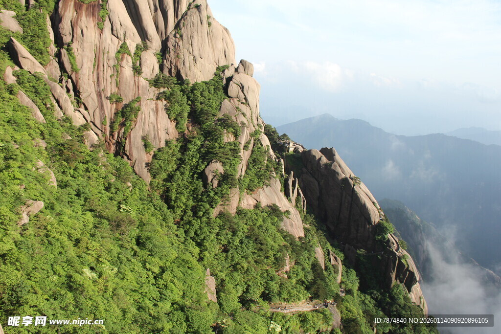 峻峭山峰绿意盎然