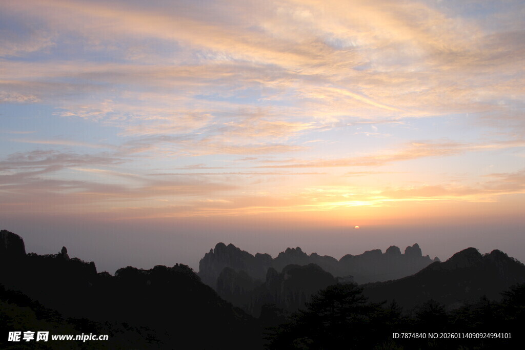 日出时分的壮丽山峦景色