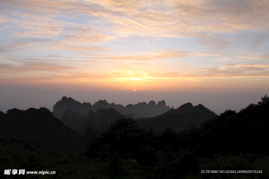 日出时分的山峦美景