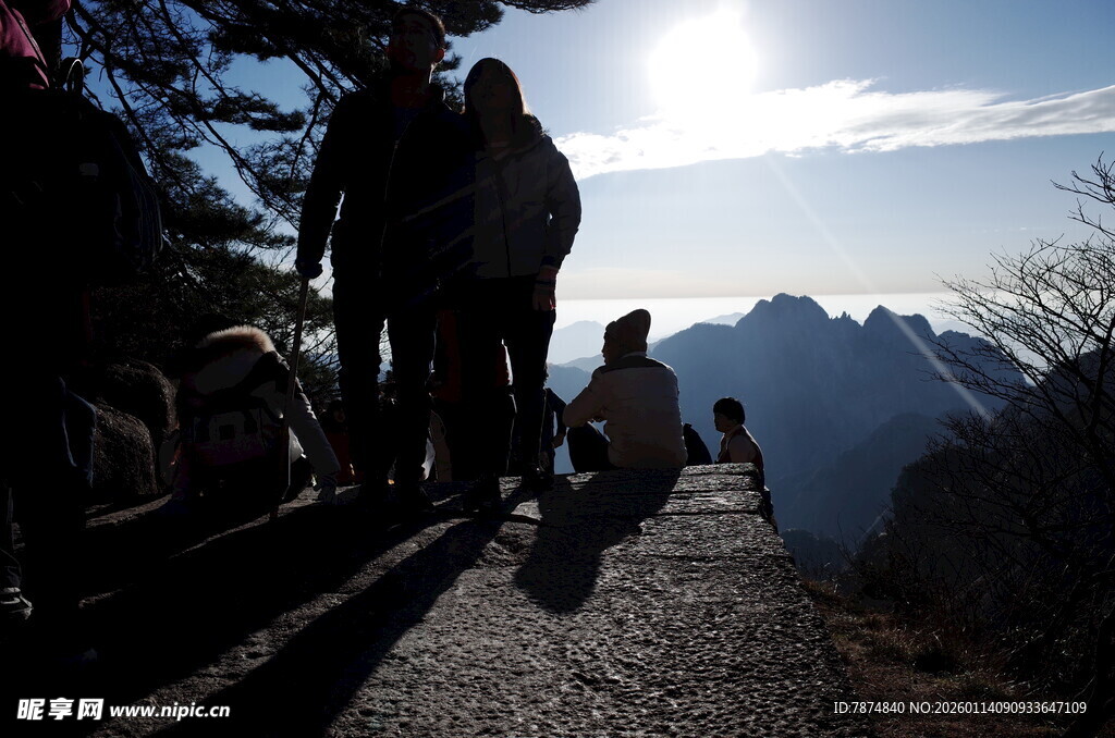 山顶观日出的徒步者