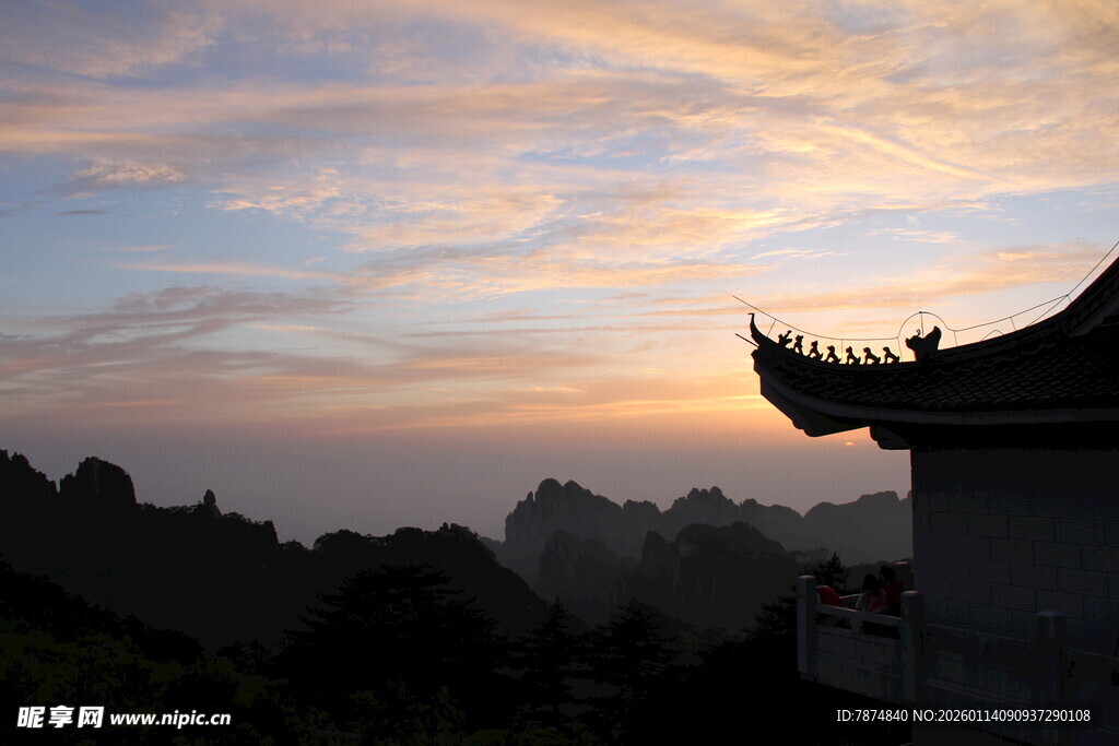 古建屋顶映天边绚丽霞光
