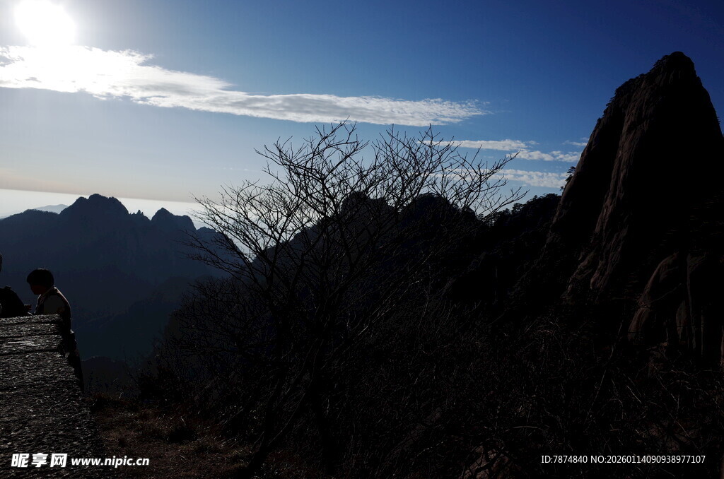日出时分的山景剪影