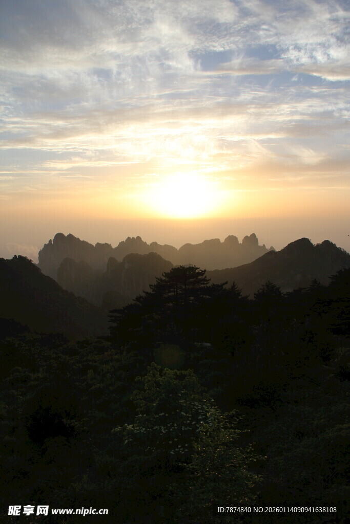 日出时分的壮丽山峦景色