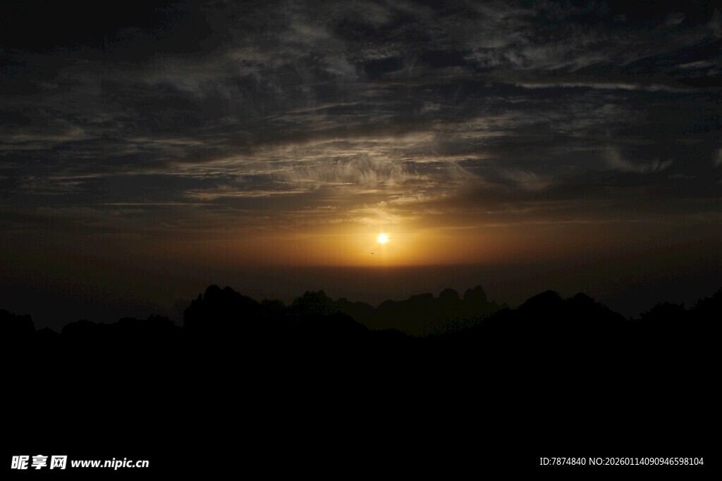 日落时分的壮丽天空景观