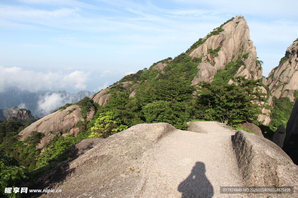 山巅步道上的人影与美景