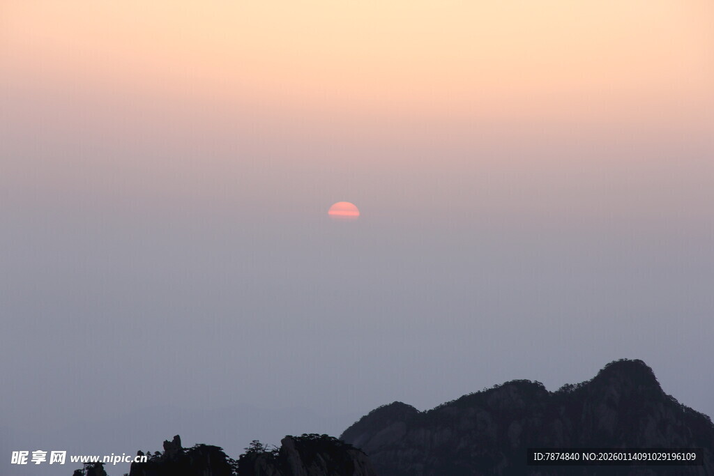 日落时分的山峦美景