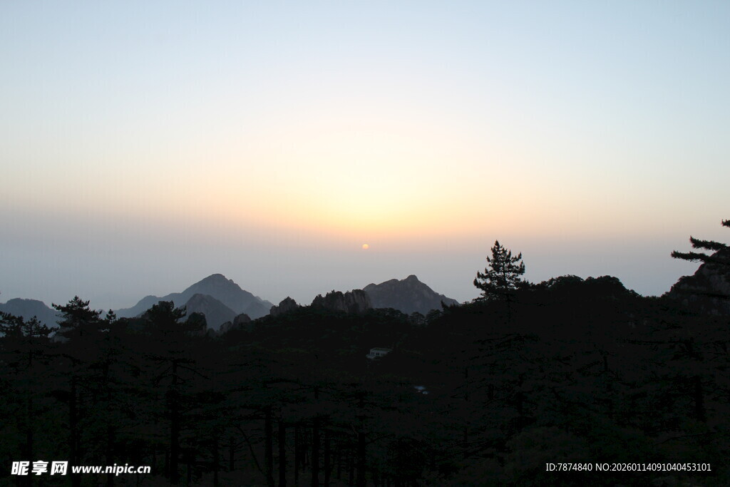 黄昏山林间的朦胧远山