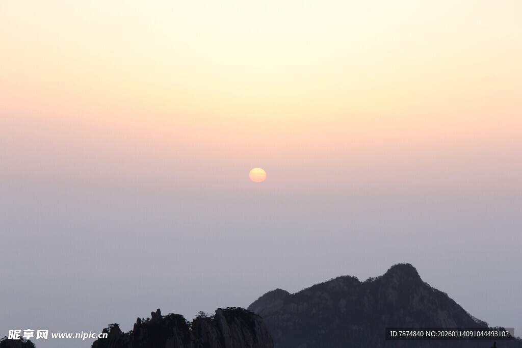 日出时分的壮丽山景
