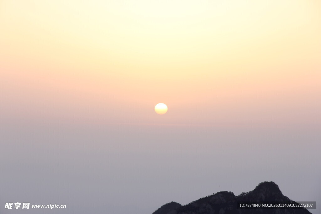 日出时分的山巅美景