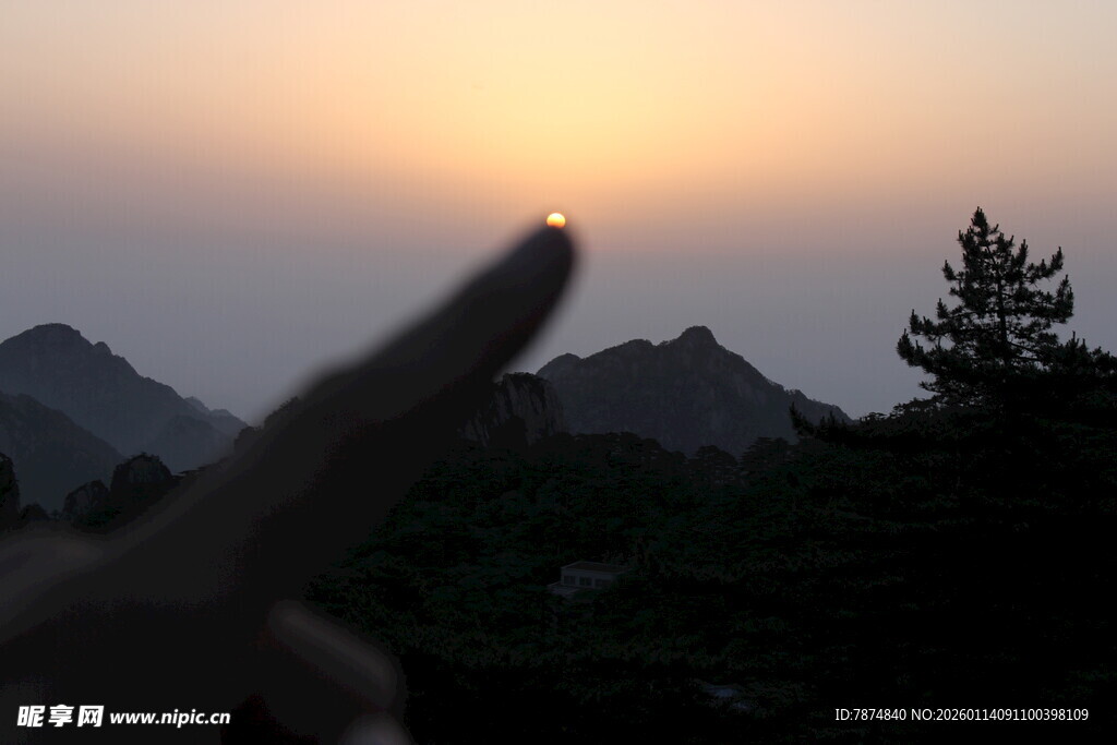 夕阳下手指比耶的山间美景