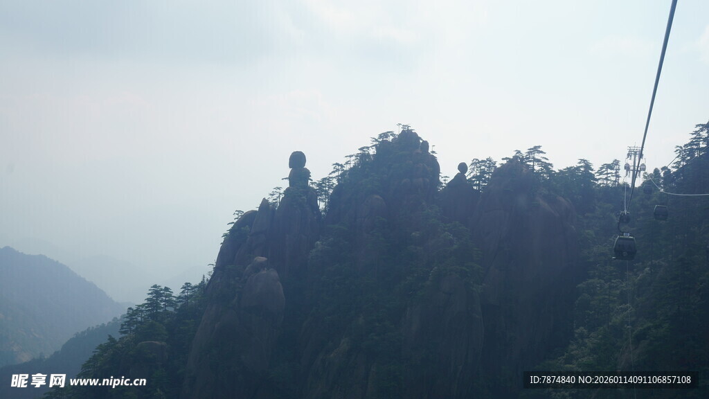 山间索道旁的秀丽峰景
