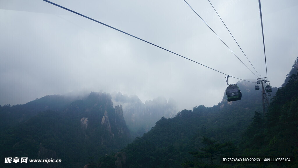 云雾中运行的山间缆车
