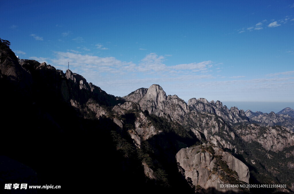 巍峨山峦映蓝天