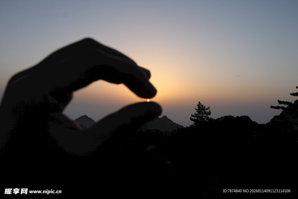 手影勾勒夕阳美景