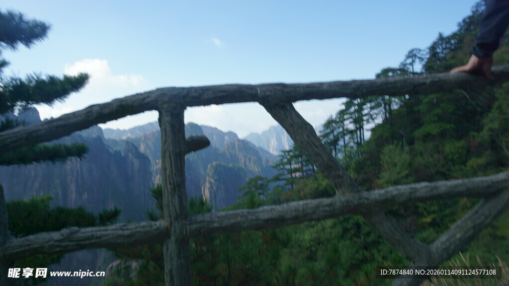 山间木桥望壮丽山景