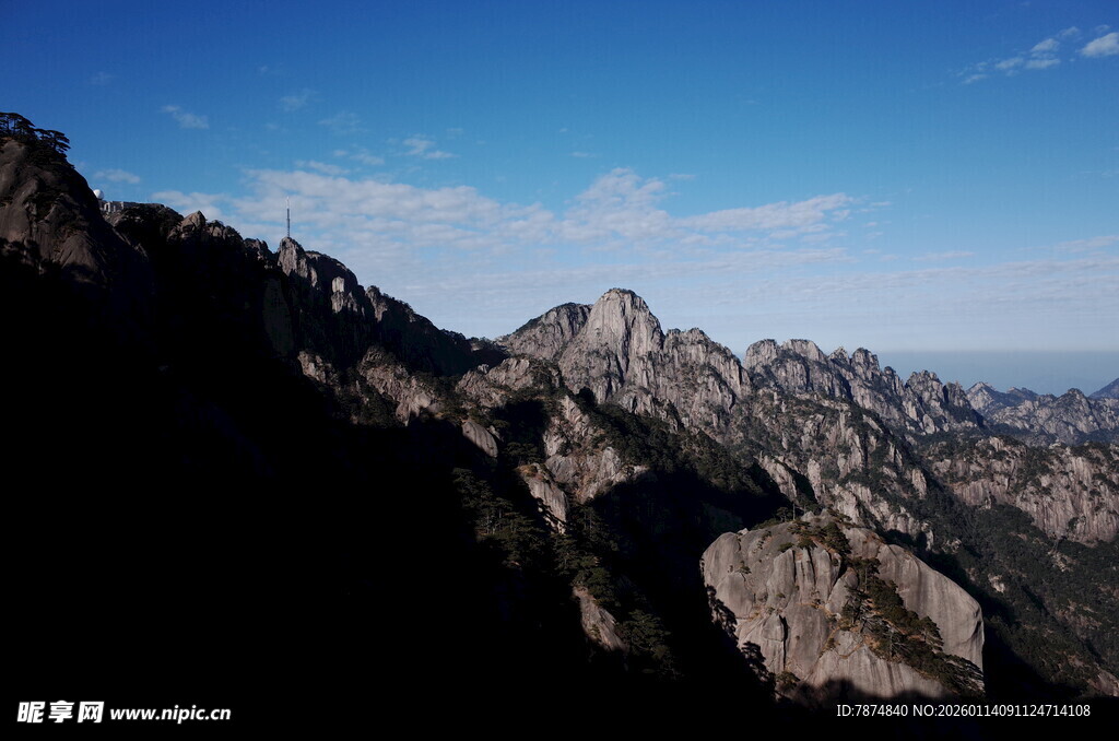 巍峨山峦映蓝天