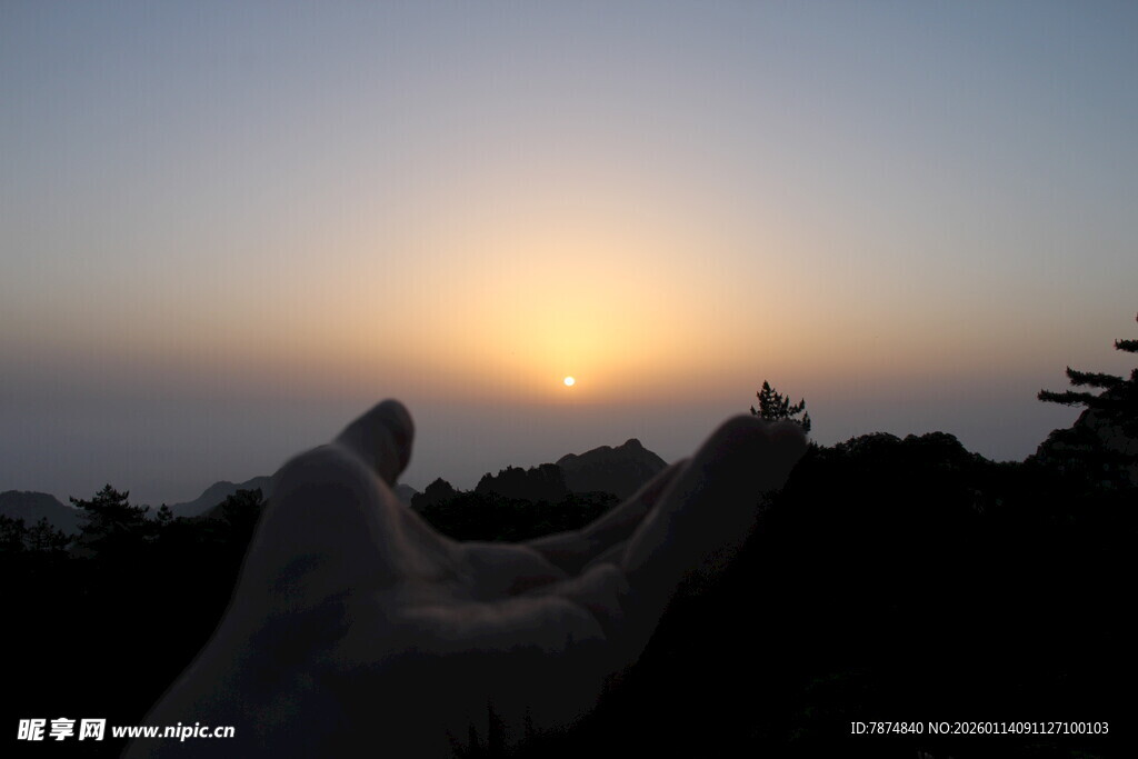 夕阳下的雕塑景观