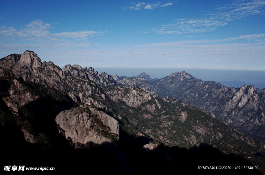 壮丽山景 蓝天白云下的巍峨