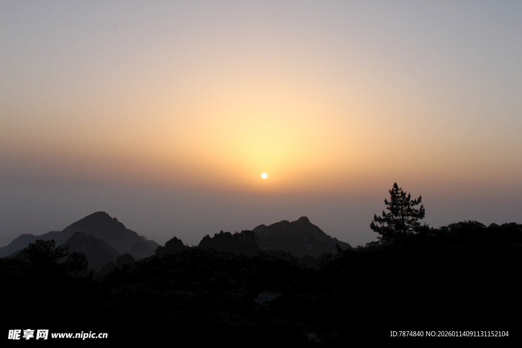日落时分的山峦剪影