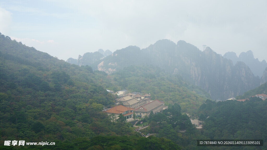 山间景色 隐约可见建筑群