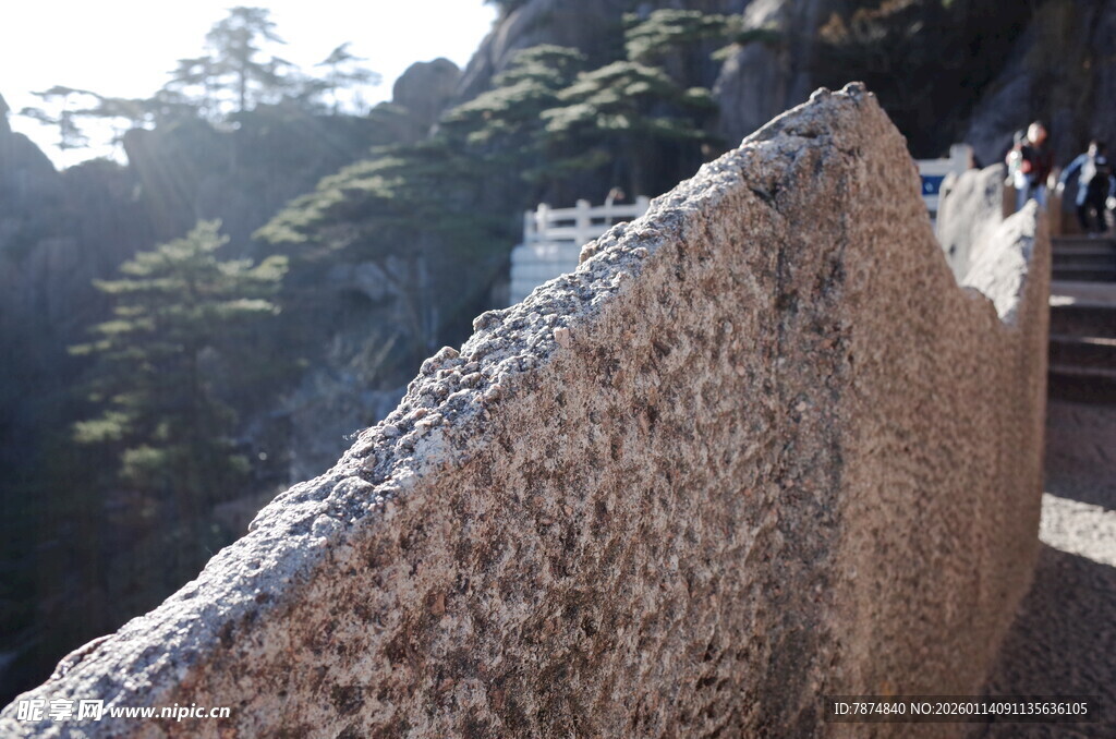 山间石砌步道旁的石壁