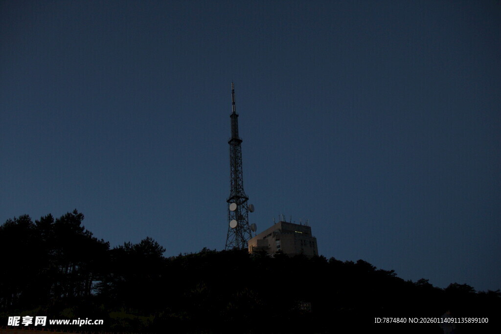 夜幕下的高耸电视塔