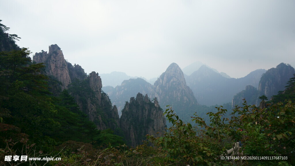 云雾缭绕的壮美山峦景色