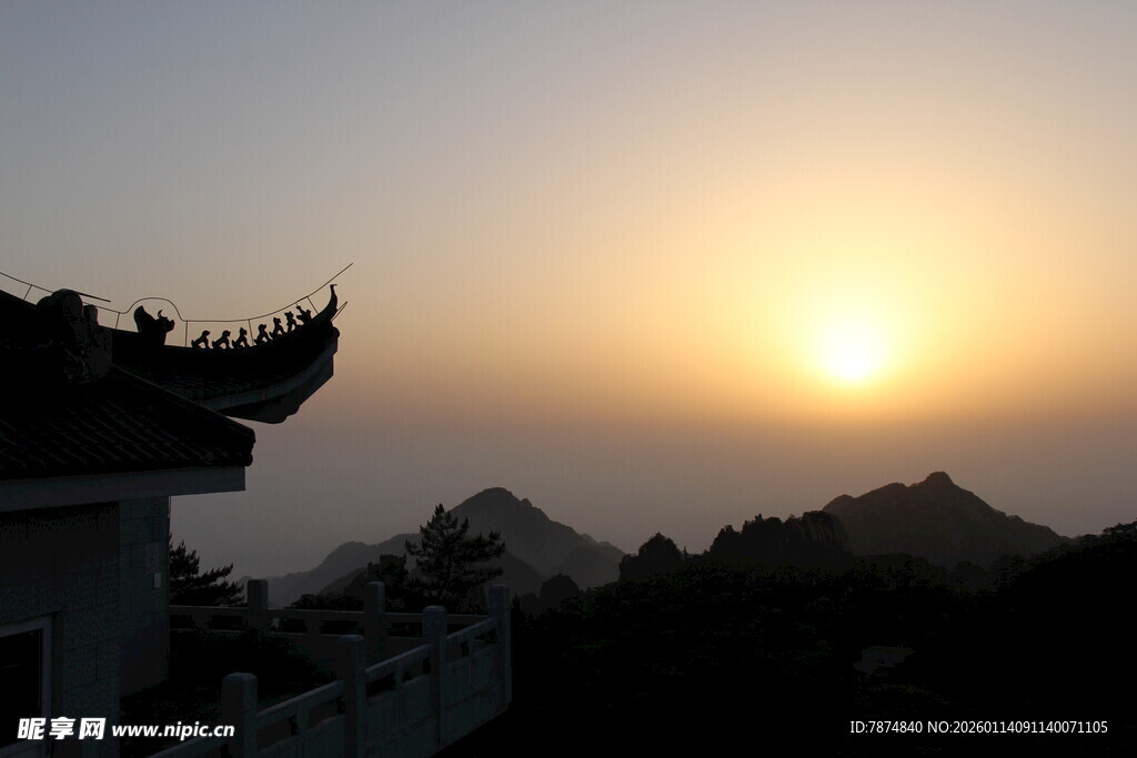 夕阳下的中式建筑轮廓