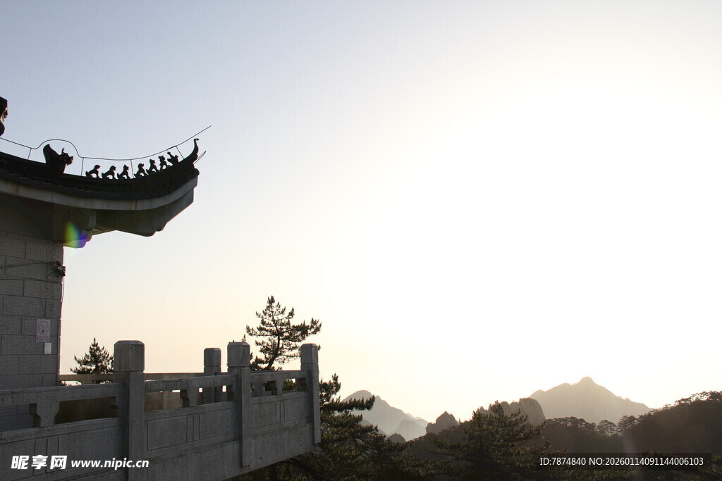 古建飞檐映于天际