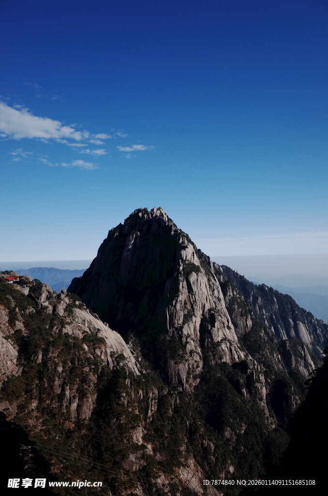 巍峨高山 蓝天相伴