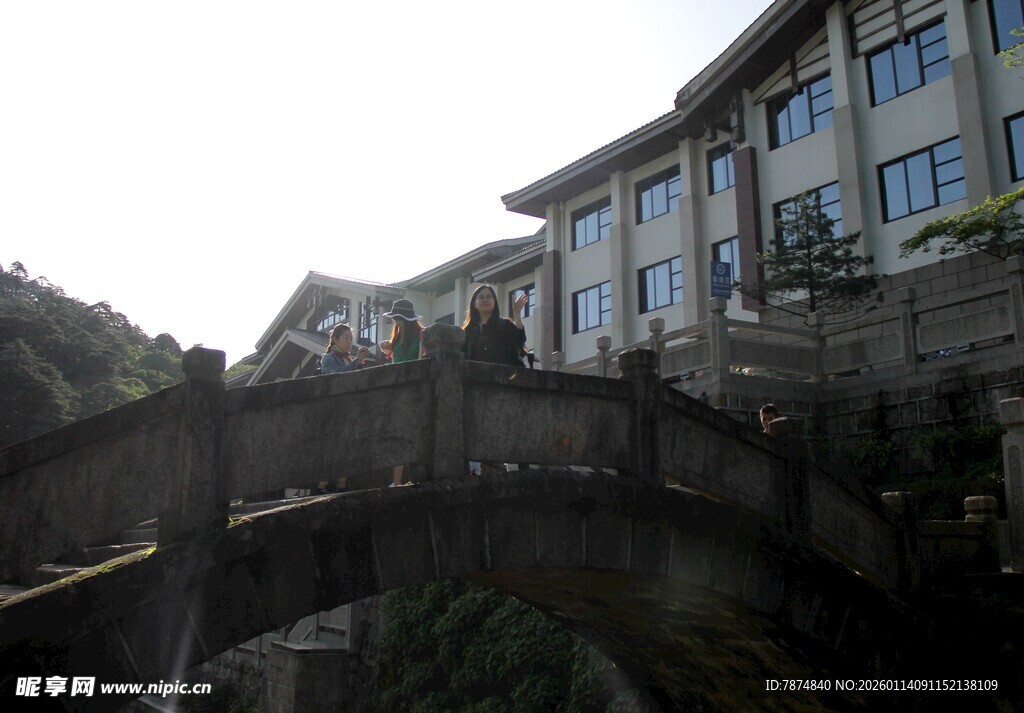 古桥旁的古朴建筑