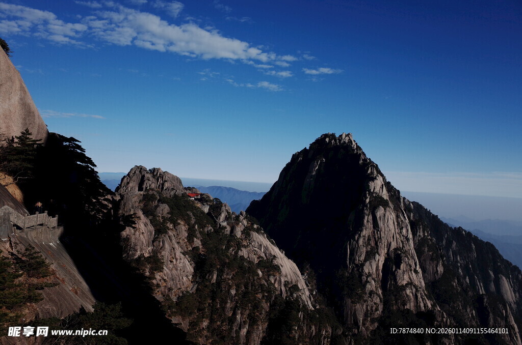 巍峨群山蓝天相伴