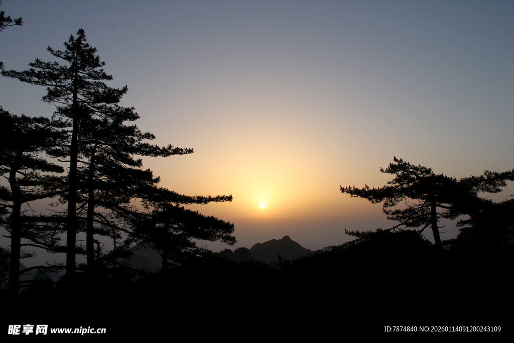 日落时分的山林剪影