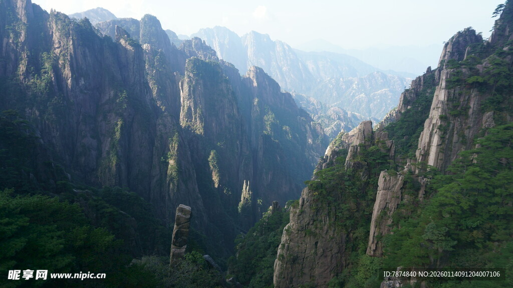 壮丽巍峨的高山峡谷景观