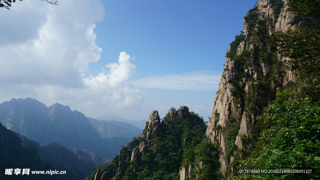 壮丽山景 蓝天白云伴奇峰