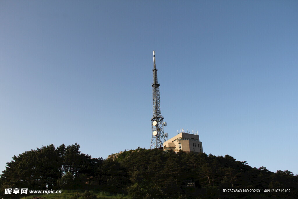 山顶通信塔