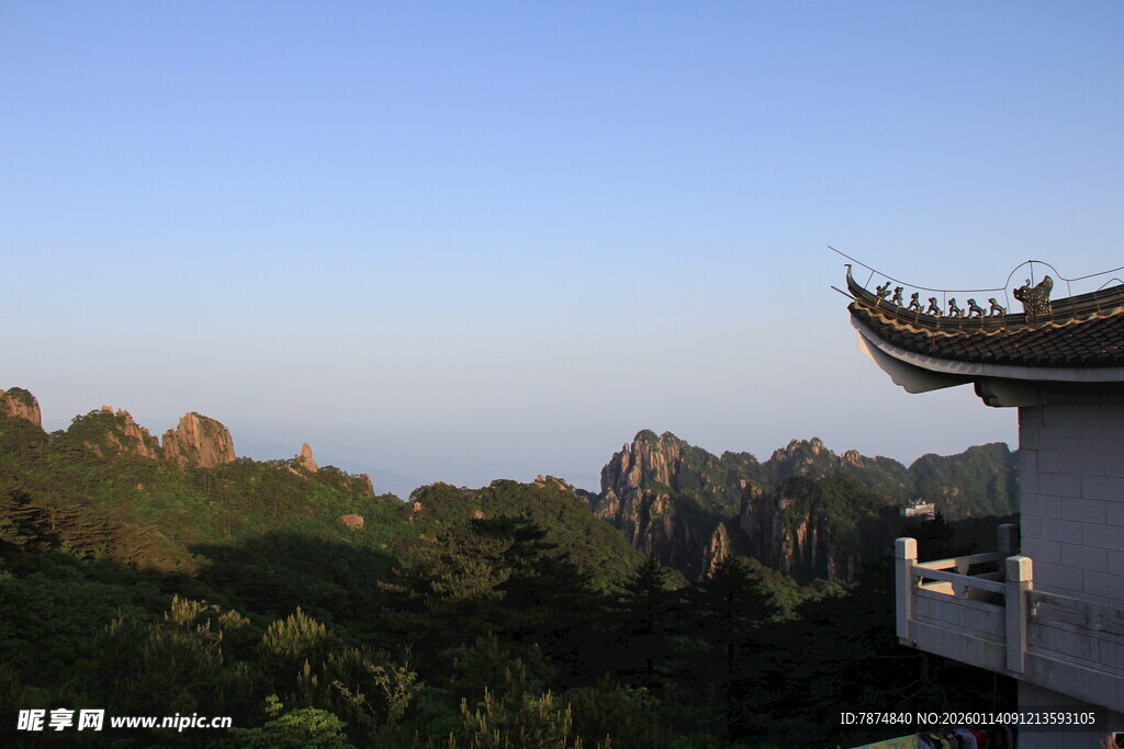 古建一角望青山美景