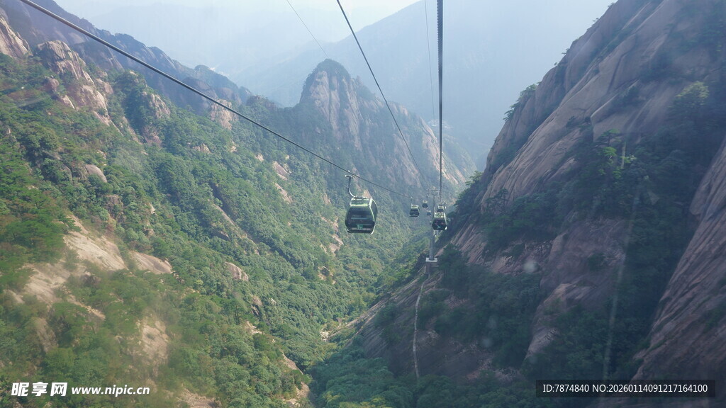 高山间的缆车穿行美景