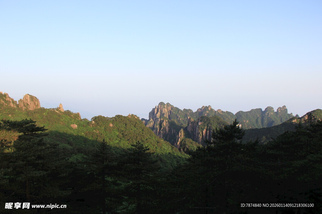 壮美山峦自然风光图
