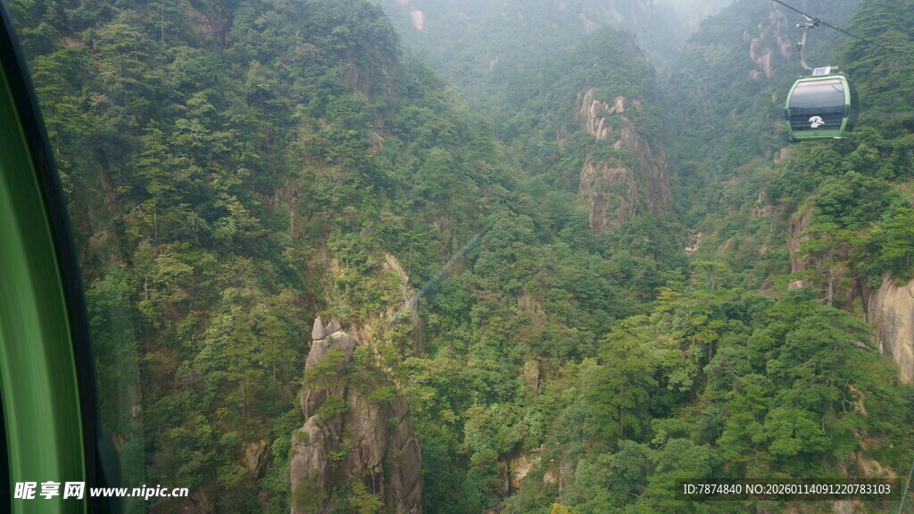 缆车穿梭于青山云雾间