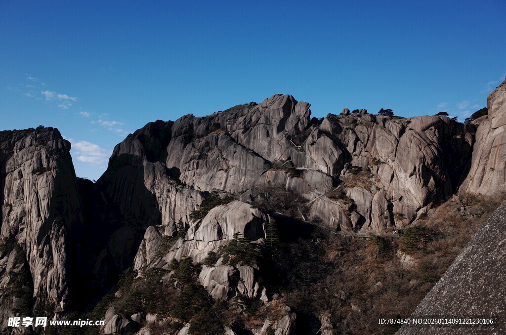 巍峨险峻的壮丽山峰