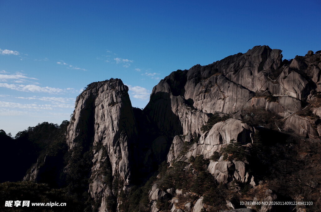 巍峨峻峭的壮丽山峰